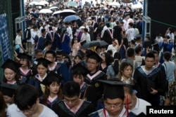 资料照:中国武汉华中师范大学毕业生参加毕业典礼。(2021年6月13日)