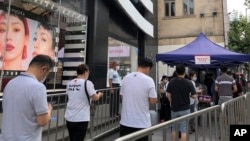 上海市民排队接受新冠病毒核酸检测。(2022年7月6日)