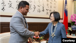 台湾总统蔡英文2019年11月20日会见到访的图瓦卢外长科菲。(台湾总统府照片)