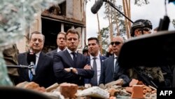 2022年6月16日,法国总统马克龙(Emmanuel Macron)、德国总理舒尔茨(Olaf Scholz)、意大利总理德拉吉(Mario Draghi)以及罗马尼亚总统约翰尼斯(Klaus Iohannis)访问乌克兰基辅后来到基辅东北郊的伊尔平镇。