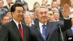 胡锦涛主席2009年访问哈萨克,右为哈萨克总统