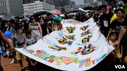大批家长带同子女参与"守护孩子未来"集会,争取免于白色恐怖。 (美国之音汤惠芸拍摄)