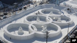 韩国平昌的雪节上展示的奥运五环形状的雪雕。 平昌将在2018年2月举办冬季奥运会和冬季残奥会。金正恩表示,他会考虑派代表团参加韩国平昌冬奥会,并祝愿冬奥会成功举办。