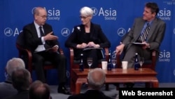 前副国务卿谢尔曼(中)、前助理国务卿拉瑟尔(左)在亚洲协会举行的讨论会上发言。(照片截自亚洲协会网站)