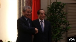 台湾行政院长毛治国(图左)与立法院长王金平(图右)握手(美国之音李逸华拍摄)