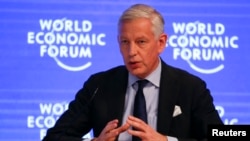 资料照:加拿大驻华大使鲍达民(Dominic Barton)