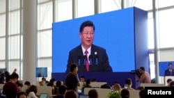 记者在博鳌论坛新闻中心观看中国国家主席习近平讲话(2018年4月10日)