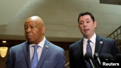 众议院监督委员会主席、共和党议员杰森·查菲茨(Jason Chaffetz)和最资深的民主党成员以利亚·卡明斯众议员发表谈话