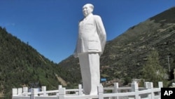 小金县两河口的毛泽东石雕像。毛像在中国各地将能矗立多久?
