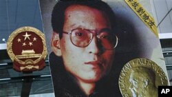 在香港中联办外,一名抗议者举着刘晓波的画像要求释放刘晓波(2010年10月11日)
