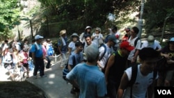 大图:民主登高日参加者约15人分为一小组,测试一旦占中发生,小队分散运作的安排及通讯(美国之音汤惠芸拍摄)