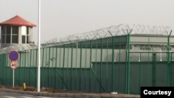 在中国西部新疆地区阿图什昆山工业园区,周围可以看到一座警卫塔和带刺铁丝网的一处设施。这是新疆地区越来越多的拘留营之一。