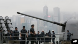 美国海军乔治华盛顿号航母战斗群的安提塔姆号导弹巡洋舰上的水兵站在甲板上。他们即将离开香港维多利亚港,赶赴菲律宾参加救灾。