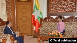 ဘင်္ဂလားဒေ့ရှ် နိုင်ငံခြားရေးအတွင်းဝန် M Sha Hi Dul Haque နဲ့ မြန်မာနိုင်ငံခြားရေး ဝန်ကြီး ဒေါ်အောင်ဆန်း စုကြည် တွေ့ဆုံ။ Photo Credit to Ministry of Foreign Affairs Myanmar