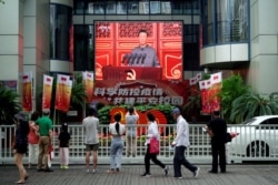 上海市民在街头观看习近平在天安门的讲话实况。(2021年7月1日)