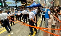 大批警员7月1日下午拉起封锁线封锁铜锣湾记利佐治街行人专用区(美国之音/汤惠芸)