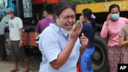 ပြန်လွတ်လာသူတဦး မိသားစုကို ဖုံးနဲ့ဆက်သွယ်ပြောဆိုနေစဉ်။