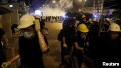 在抗议者冲入香港立法会后,警察在立法会外施放催泪瓦斯。图为立法会外地抗议者。