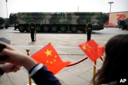 资料照:东风-41洲际战略核导弹在北京天安门广场举行的国庆阅兵式展示。(2019年10月1日)