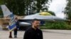 Президент України Зеленський розмовляє із журналістами перед винищувачем F-16 у невідомому місці в Україні, 4 серпня 2024 року.