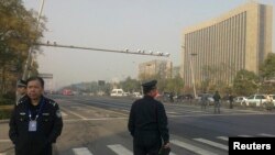 山西太原爆炸案发生后,警察守在中共山西省委大楼附近。(2013年11月6日)