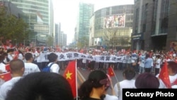 千余人围堵在北京市金融街的中国证监会门口,他们统一身穿背后写有“泛亚诈骗,血本无归,还我血汗钱”的白体恤,手举“请中央审查云南,清算泛亚”的标语。