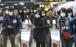 在台北一捷运站里戴着口罩的台湾民众。(2020年1月28日)