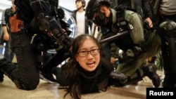资料照:香港警察在一个商场内逮捕一名参加反政府抗议活动的示威者。(2019年12月15日)
