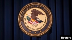资料照片:美国司法部标识U.S. Seeks to Dismiss Charges in Visa Fraud Cases of Chinese Researchers