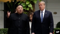 美国总统特朗普和朝鲜领导人金正恩在越南河内索菲特传奇大都会酒店会晤后并肩行走。(2019年2月28日)