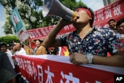 资料照:中国抗议者在日本驻上海领事馆外举行反日活动。(2012年9月18日)