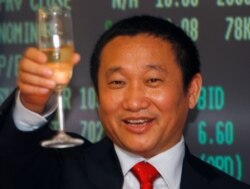 资料照片:中国铝业巨头忠旺集团董事长刘忠田庆贺该集团在香港上市(2009年5月8日)