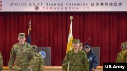 美国陆军第一军军长沃雷斯基中将(左)和日本陆上自卫队北部方面总监田浦正人中将出席“山樱75”美日联合演习启动仪式