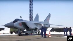 俄罗斯空军一架米格-31战斗机携带新型高超音速导弹准备从俄罗斯南部的一个空军基地起飞。(2018年3月11日)