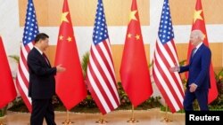 资料片:美国总统拜登与中国国家主席习近平在印度尼西亚巴厘岛20国集团峰会期间举行面对面会谈。(2022年11月14日)