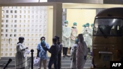 被困在武汉的缅甸学生2月2日被包机接回缅甸后在接受医护人员的检查。