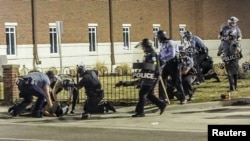 美国密苏里州弗格森的警察在一位警察遭到枪击后作出反应(2015年3月12日)