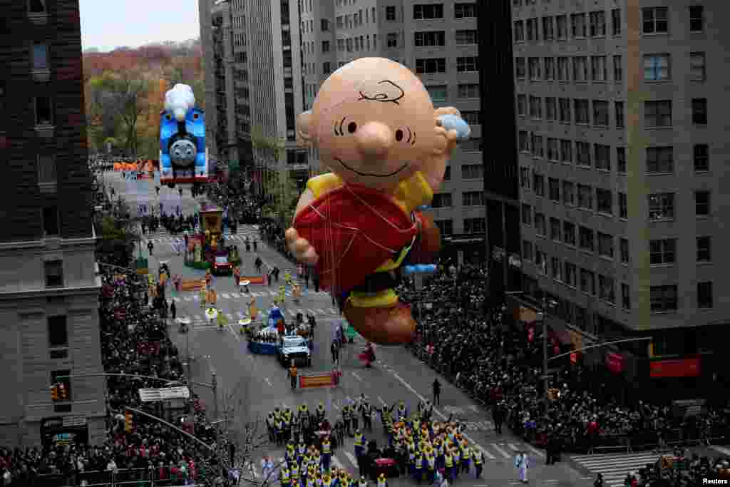 纽约梅西百货公司第九十届感恩节大游行中,做成查理·布朗(Charlie Brown )形象的气球飘扬(2016年11月24日)