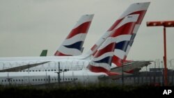 英国希思罗机场上的英国航空公司客机。(资料照片)