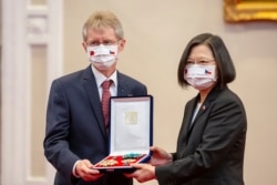 2020年9月3日,台湾总统蔡英文在台北向到访的捷克参议院议长米洛什·维斯特奇尔(Milos Vystrcil)颁发奖章