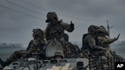在乌克兰顿涅茨克州,乌军乘坐装甲运兵车前往武赫莱达尔附近的前沿阵地。(2023年5月1日)