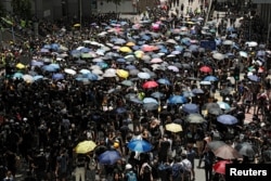 在2019年6月21日香港人在警察总部外抗议,要求香港领导人下台,并撤回引渡法案。
