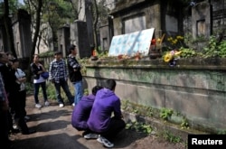 在清明节前,在重庆红卫兵公墓,有学生蹲下阅读碑文。这里埋葬着死于文革中派系武斗的红卫兵(2012年4月2日)