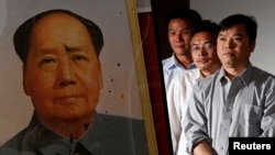 1989年曾污损天安门上毛泽东像的余志坚、喻东岳和鲁德成在美国华盛顿同被污损的毛泽东画像的照片合影。(2009年6月2日)