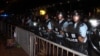 2019年6月10日凌晨,香港防暴警察准备在立法会外实行清场行动 (美国之音记者申华拍摄)