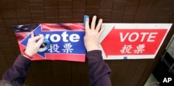 西雅图的选举检查人员把路标贴在墙上,告诉选民投票站在哪里(2008年)