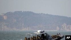 在2月20日的军演结束后,韩国水兵乘坐快艇在延坪岛附近巡逻