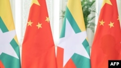 ၂၀၁၉ ဧပြီ ၂၄ ရက်နေ့က တရုတ် မြန်မာအလံ ( ဓာတ်ပုံ- AFP)