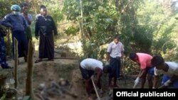 မောင်တောမြို့နယ်၊ အင်းဒင်ကျေးရွာသုဿာန်၌ အမည်မသိ ရုပ်အလောင်း ၁၀ လောင်း တူးဖော်နေစဉ်- တပ်မတော် ကာကွယ်ရေးဦးစီးချုပ်ရုံး သတင်းဓာတ်ပုံ။
