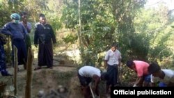 မောင်တောမြို့နယ်၊ အင်းဒင်ကျေးရွာသုဿာန်၌ အမည်မသိ ရုပ်အလောင်း ၁၀ လောင်း တူးဖော်နေစဉ်- (တပ်မတော် ကာကွယ်ရေးဦးစီးချုပ်ရုံး သတင်းဓာတ်ပုံ။